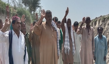واٽر ڪورس جي پيٽ مان مٽي کڻڻ خلاف احتجاج