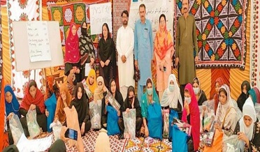 ڳوٺاڻي عورتن جي هنري سکيا ۽ ڪِٽس ورهائڻ جي تقريب