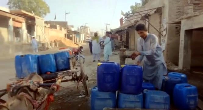 باڊهه ۾ رمضان المبارڪ مهيني ۾ روزيدار مٺي پاڻي پئيڻ لاءِ پريشان،احتجاج