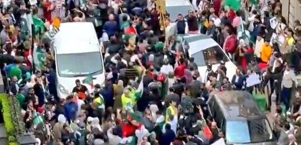 پي ٽي آءِ ڪارڪنن جو نواز شريف جي گهر ٻاهران احتجاج