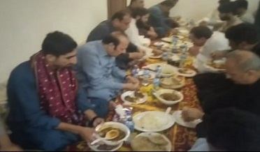 ڏاهاڻي جي مان ۾ افطار ڊنر، گلن جي ورکا ۽ تحفا پيش
