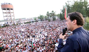 حقيقي آزادي لاءِ قوم کي جاڳائي رهيو آهيان: عمران خان