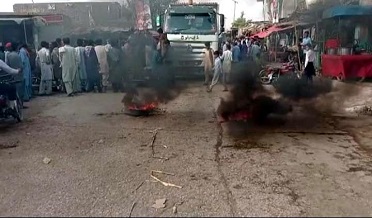 نوجوان گم، وارثن جو احتجاج،روڊ بلاڪ،ٽرئفڪ جام