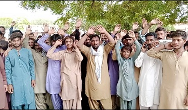 مينهن جي واڙن تي ڪم ڪندڙ سوين گوالن جون پگھار وڌائڻ لاءِ احتجاج