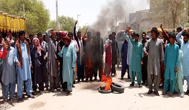 تيل جي قيمت ۾ واڌ خلاف ڳوٺاڻن جو ٽائر ساڙي احتجاج، ڌرڻو