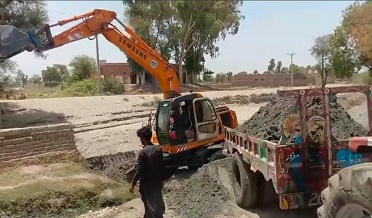 ايريگيشن عملي جي نااهلي، واهن مان مٽي کڻڻ جو سلسلو جاري