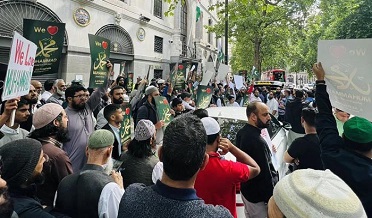 توهين آميز بيان، برطانيا ۾ ڀارتي هاءِ ڪميشن آڏو هزارين ماڻهن جو احتجاج