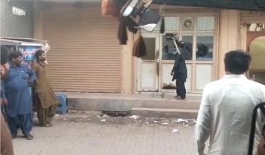 علاج جا پئسا گهرڻ  تي شرپسندن جو  ڪلينڪ تي حملو. ڀڃ ڊاھ