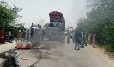نامعلوم ڪار جي ٽڪر ۾ نينگر فوت،وارثن جو احتجاج،روڊ بلاڪ