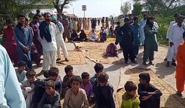 ٽن مھينن کان واھن ۾ پاڻي جي کوٽ،آبادگارن جو احتجاج،روڊ بلاڪ