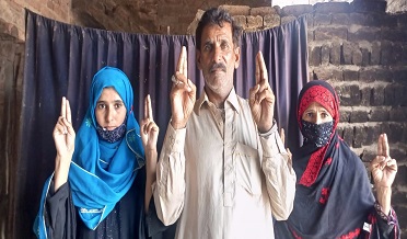 چاچن جو ڪوڙو الزام،19 سالا نينگري جو والدين گڏ احتجاج