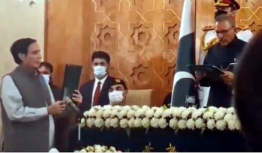 پرويز الاهي پنجاب جي وڏي وزير جي عهدي جو حلف کڻي ورتو
