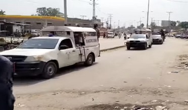 ضلعي انتظاميا پاران پوليس سان گڏ امن امان کي بحال رکڻ لاءِ فليگ مارچ