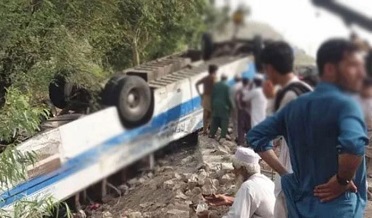پنڊي کان ڪوئٽا ويندڙ وين کاهي ۾ ڪري پئي،19 فوت 12 زخمي
