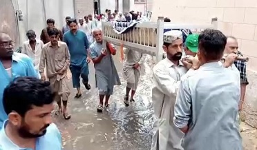 انتظاميه جي نااهلي علائقي واسي جنازو گندو پاڻي مان گذارڻ تي مجبور