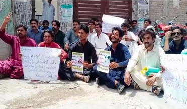 کنڀي گم ڪيل نوجوان  جي بازيابي لاءِ وارثن  جو احتجاج