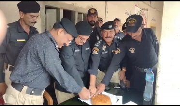 سنڌ پوليس جا جوان جشن آزادي جو ڏهاڙي جو ڪيڪ ڪٽيندي