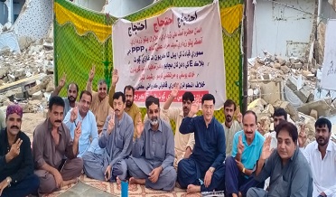 عبدالله ڳوٺ جي متاثرن جو لاڳيتو احتجاج جاري،ڪيس داخل ڪرڻ جو مطالبو