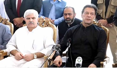 ملڪ جي وڏي پارٽي کي فوج سان وڙهائڻ جي سازش ٿي پئي: عمران خان