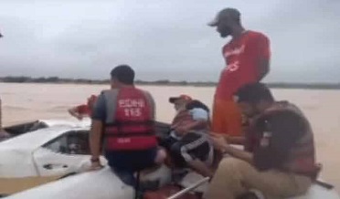 حيدرآباد ويندڙ ڪار سيلابي ريلي ۾ غائب،زال مڙس،4 ٻارن سميت 7 ڄڻا لاپتا
