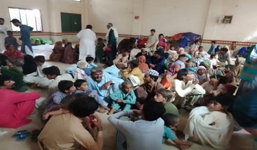 سچل ڳوٺ اسڪولن ۾ پناهه ورتل جون دانهون ، سامان نه پهتو،احتجاج