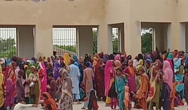 ڊوائيز هولڊرن خلاف عورتن ۽ مردن جو احتجاجي مظاهرو