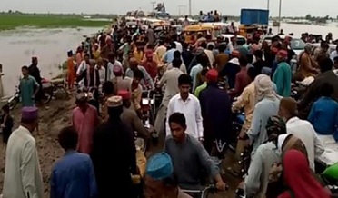 برسات متاثرين جو الڳ الڳ احتجاجي مظاھرا،امداد ڏيڻ جو مطالبو