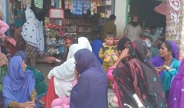 ڊوائيس مافيا سرگرم،پيسا ڪٽوتي ڪرڻ لڳا،عورتن جو احتجاج