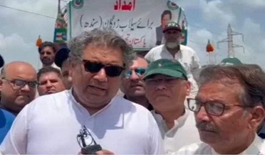 پي ٽي آئي اڳواڻ علي زيدي جي ٺٺي آمد،ٻوڏ متاثرن ۾ راشن ورهايو