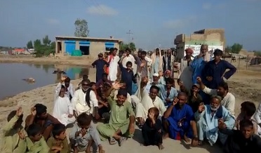 ڳوٺ انپور راهواسي  راشن خيما ٽينٽ  نه ملڻ خلاف سخت نعري بازي