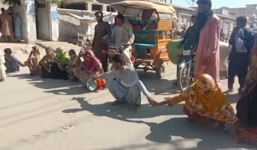 ٻوڏ متاثر بکون ڪاٽڻ تي مجبور، مختيارڪار آفيس آڏو ڌرڻو