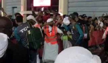فخر، شاهنواز ۽ افتخار جون مداحن سان گڏ تصويرون