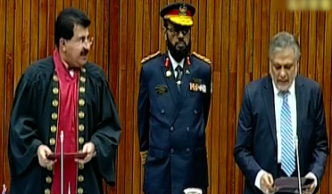 اسحاق ڊار حلف کڻي ورتو، ايوان ۾ گوڙ، نامنظور جا نعرا