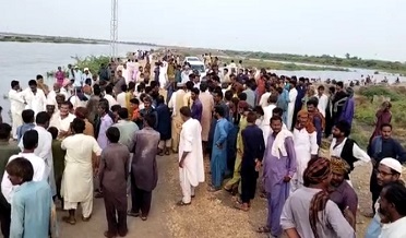 زيرو پوائنٽ وٽان ڪٽ ڏيڻ لاءِ آيل پوليس جو هزاري ماڻهو رڪاوٽ،احتجاج
