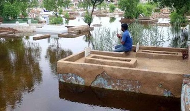 خيرپور: قبرستان ۾ پاڻي ڀرجڻ سبب ٻارڙي کي دفنائڻ ۾ ڏکيائيون