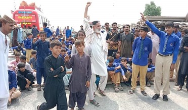 گٽر جو پاڻي نه نيڪالي ٿيڻ خلاف ڳوٺاڻن جو احتجاج