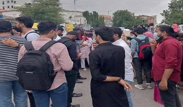 جناح سنڌ ميڊيڪل يونيورسٽي ۾ شاگردياڻين کي ھراسان ڪرڻ خلاف احتجاج