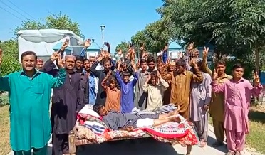ڳوٺاڻن جو ايس ايس پي آفيس آڏو احتجاج،برداري جا ماڻهن زيادتي ڪئي:متاثر