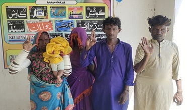 نئون ڪوٽ  ۾ مرد ۽ عورتن جو  بااثر زميندار جي زيادتين خلاف احتجاج