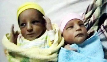 سکر: ٻوڏ متاثر خاندان ۾ ٻن جاڙن ٻارڙن جي آمد