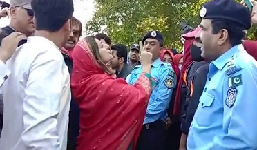 عمران خان نااهل قرار ڏيڻ تي پي ٽي آءِ جا مظاهرا، پوليس سان چڪريون