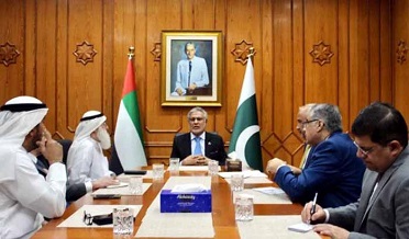 وفاقي وزير اسحاق ڊار جو گڏيل عرب امارات آمد، واپارين سان ملاقات