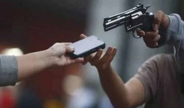ڪراچي ۾ ڦر جي واردات مزاحمت تي هڪ شهري قتل، 2 پٽ زخمي