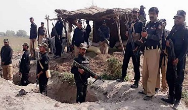 گهوٽڪي جي ڪچي ۾ ڌاڙيلن جو حملو، ڊي ايس پي سميت 5 اهلڪار شهيد، 3 زخمي