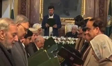 خيبرپختونخواهه جي 15 رڪني نگران ڪابينه حلف کڻي ورتو