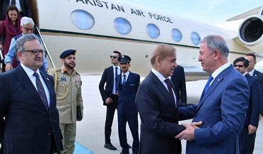 وزيراعظم زلزلي متاثرين سان يڪجهتي جي اظهار لاءِ ترڪيه پهچي ويو