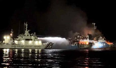فلپائن: ٻيڙي ۾ باهه لڳڻ سبب 12 ڄڻا فوت