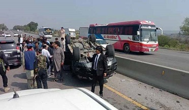 عمران خان جي قافلي ۾ شامل گاڏين کي ڪلرڪهار ويجهو حادثو
