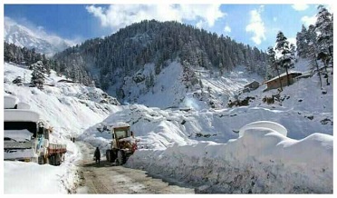 اپريل جي مهيني ۾ آزاد ڪشمير ۾ تيز برفباري، ٿڌ ۾ واڌ