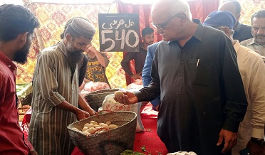 وقار مهدي جو عيد گاهه گرائونڊ ۾ قائم رمضان بچت بازارن جو دورو